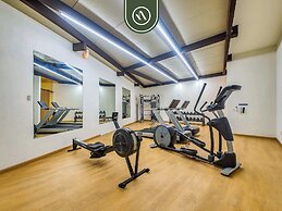 Corner 2 BR Condo - Rooftop Pool With Oceanview