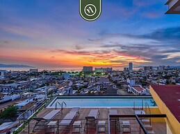 Corner 2 BR Condo - Rooftop Pool With Oceanview