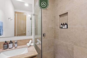Corner 2 BR Condo - Rooftop Pool With Oceanview