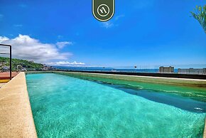 Corner 2 BR Condo - Rooftop Pool With Oceanview