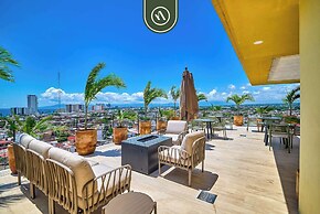 Corner 2 BR Condo - Rooftop Pool With Oceanview