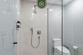 Luxury 2 BR Condo With Dream Pools - Beach - Art