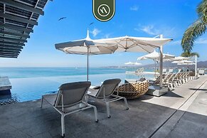 Luxury 2 BR Condo With Dream Pools - Beach - Art