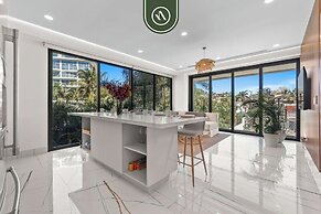 Luxury 2 BR Condo With Dream Pools - Beach - Art