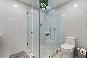 Luxury 2 BR Condo With Dream Pools - Beach - Art