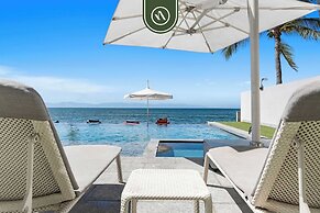 Luxury 2 BR Condo With Dream Pools - Beach - Art
