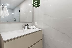 Luxury 2 BR Condo With Dream Pools - Beach - Art