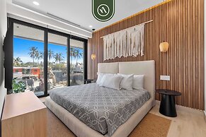Luxury 2 BR Condo With Dream Pools - Beach - Art
