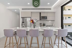 Luxury 2 BR Condo With Dream Pools - Beach - Art