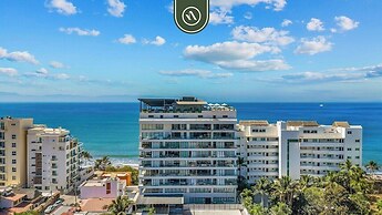 Luxury 2 BR Condo With Dream Pools - Beach - Art