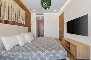 Luxury 2 BR Condo With Dream Pools - Beach - Art