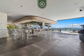 Luxury 2 BR Condo With Dream Pools - Beach - Art