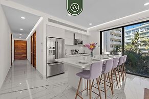 Luxury 2 BR Condo With Dream Pools - Beach - Art