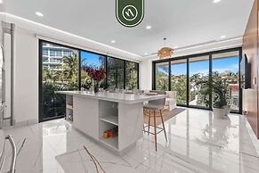 Luxury 2 BR Condo With Dream Pools - Beach - Art