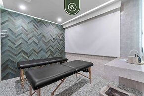Luxury 2 BR Condo With Dream Pools - Beach - Art