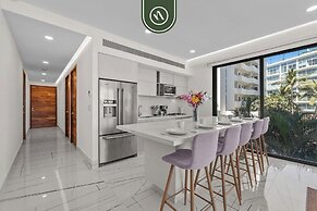 Luxury 2 BR Condo With Dream Pools - Beach - Art