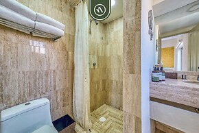 Beachfront 2 BR Condo - Beach - Pools - Tennis
