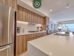 Luxury Oceanfront 3 BR Condo - Pools