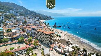 Beachfront Mexican Styled 3 BR Condo in Downtown
