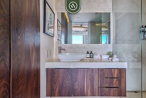 Luxury Corner Unit With Breataking Ocean Views