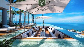Luxury Corner Unit With Breataking Ocean Views