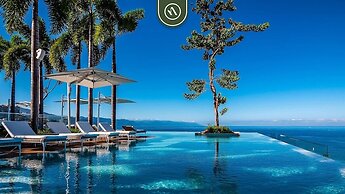 Luxury Corner Unit With Breataking Ocean Views