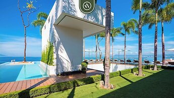 Luxury Corner Unit With Breataking Ocean Views