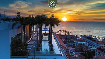 Luxury Corner Unit With Breataking Ocean Views