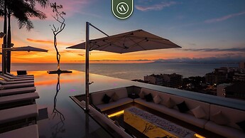 Luxury Corner Unit With Breataking Ocean Views