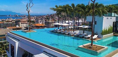 Luxury Corner Unit With Breataking Ocean Views