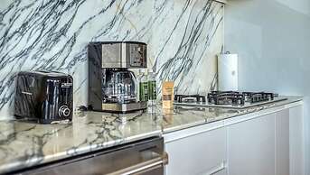 Luxury Corner Unit With Breataking Ocean Views