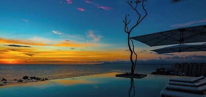 Luxury Corner Unit With Breataking Ocean Views