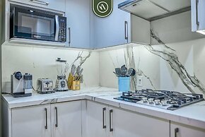 3BR Condo With Private Balcony - Pool - Marina