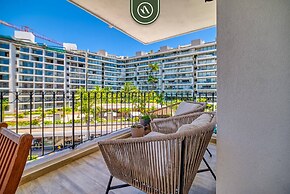 3BR Condo With Private Balcony - Pool - Marina