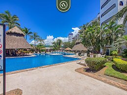 3BR Condo With Private Balcony - Pool - Marina