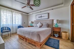3BR Condo With Private Balcony - Pool - Marina`