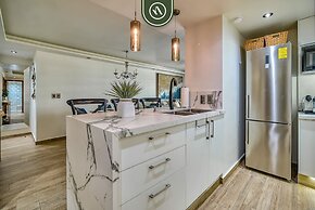 3BR Condo With Private Balcony - Pool - Marina