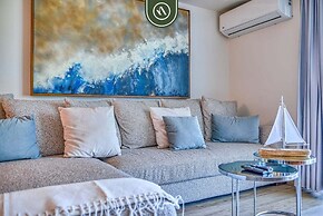 3BR Condo With Private Balcony - Pool - Marina`