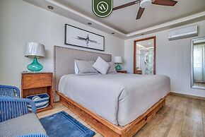 3BR Condo With Private Balcony - Pool - Marina`