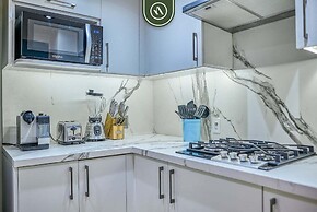 3BR Condo With Private Balcony - Pool - Marina`