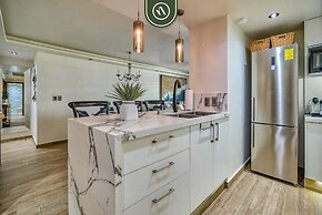 3BR Condo With Private Balcony - Pool - Marina`