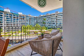 3BR Condo With Private Balcony - Pool - Marina`