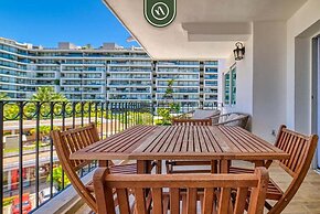 3BR Condo With Private Balcony - Pool - Marina`