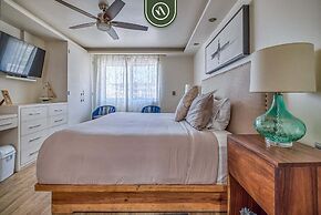 3BR Condo With Private Balcony - Pool - Marina`