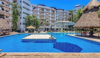 3BR Condo With Private Balcony - Pool - Marina`
