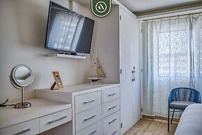 3BR Condo With Private Balcony - Pool - Marina`