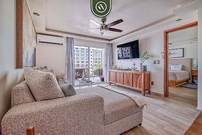 3BR Condo With Private Balcony - Pool - Marina`