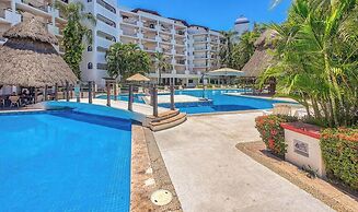 3BR Condo With Private Balcony - Pool - Marina`