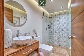 3BR Condo With Private Balcony - Pool - Marina`
