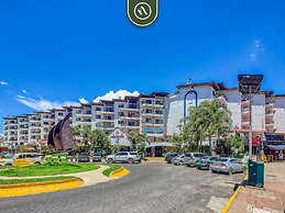 3BR Condo With Private Balcony - Pool - Marina